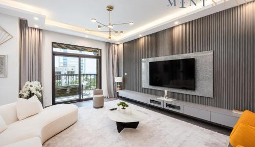 Four-Bedroom Apartment with Balcony 