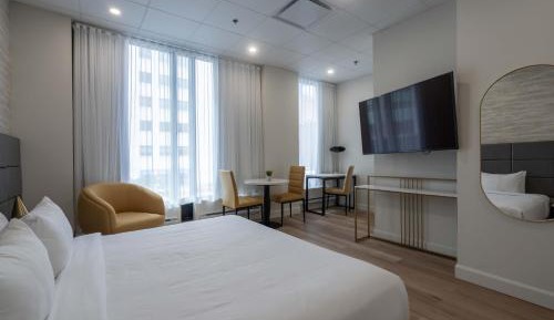 King Suite - Non-Smoking