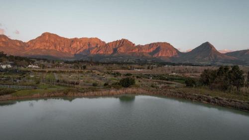 Apartment with Pool View 