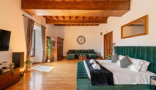 Five-Bedroom Deluxe Apartment