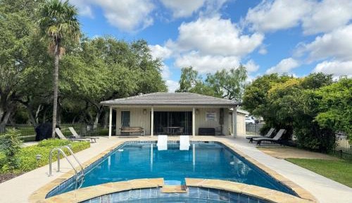 Apartment with Pool View 