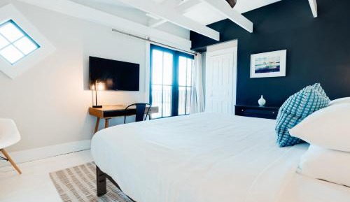 Deluxe King Room with Balcony