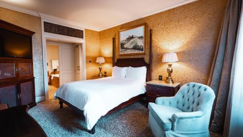 Superior Room 1 King Bed Nonsmoking