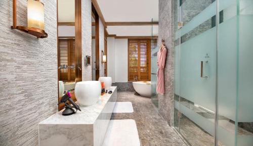 1 King Villa with Living Dining Areas
