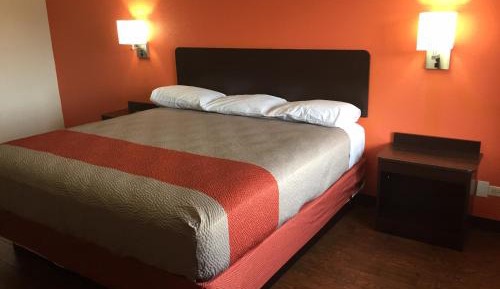 Deluxe King Room - Non-Smoking