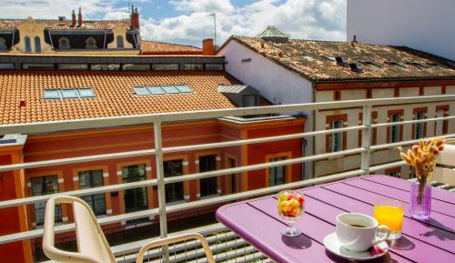 One-Bedroom and Living Room with a Sofa Bed Apartment 