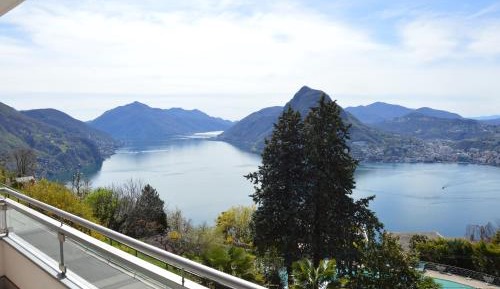 Three-Bedroom Apartment with Lake View