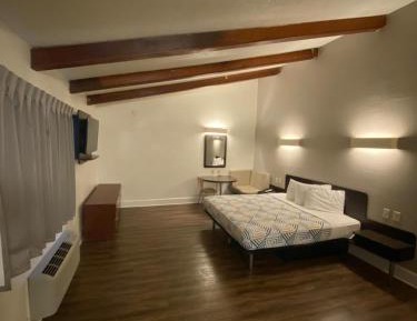 King Suite with Spa Bath - Non-Smoking