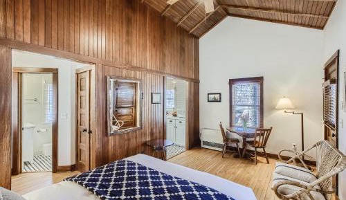 Queen Suite with Full Kitchen