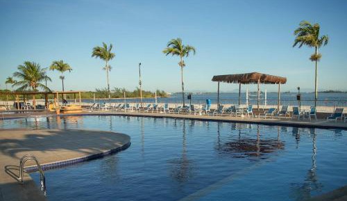 One-Bedroom Apartment with Lake View
