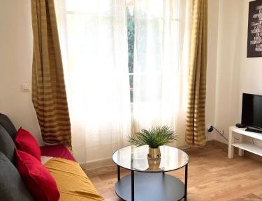 Deluxe One-Bedroom Apartment