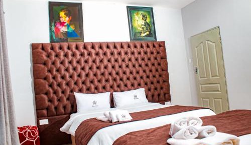 Three-Bedroom Deluxe Apartment