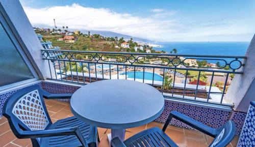 One-Bedroom Apartment with Pool/Sea View