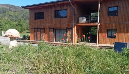 Apartment with Mountain View