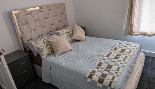 Deluxe One-Bedroom Apartment