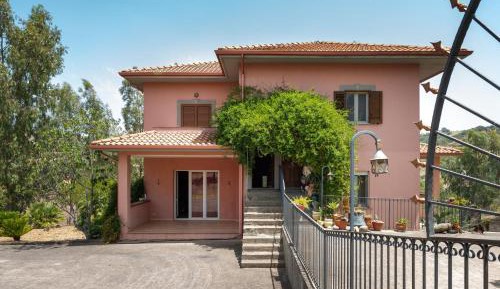 Villa with Garden View