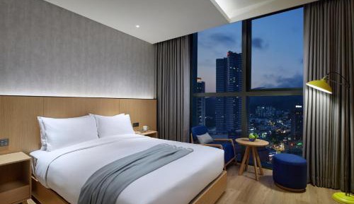 Standard Queen Town View (4F - 9F)