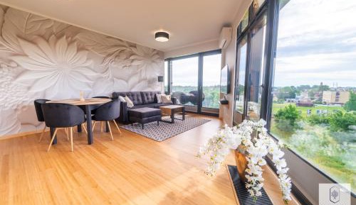 One-Bedroom Apartment with Lake View