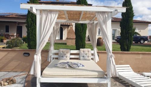 One-Bedroom Apartment with Lake View