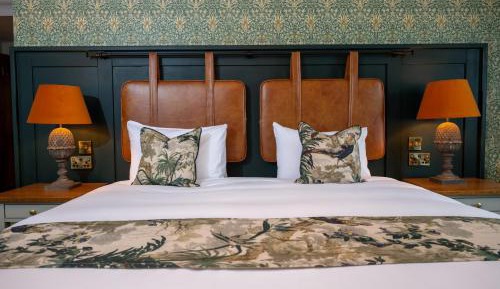 Deluxe Double Room (2 Adults + 1 Child)