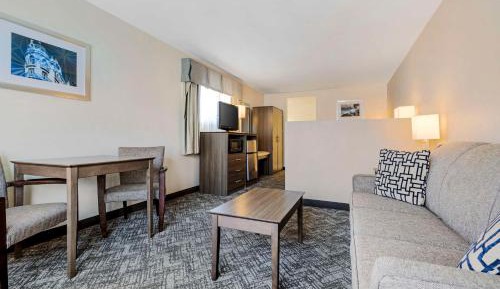 King Suite - Non-Smoking