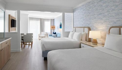 Boardwalk Queen Studio Suite with Sofa Bed and Beach View - Hearing Accessible