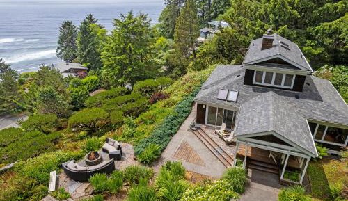 Three-Bedroom Holiday Home 