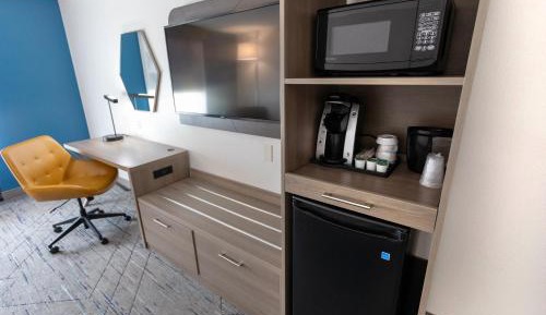 King Room with Roll-In Shower - Disability Access
