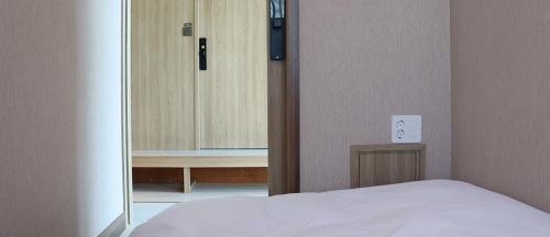 Single Bed in Male Dormitory Room with Shared Bathroom