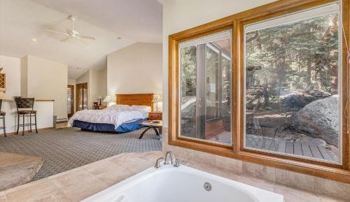 Suite with Spa Bath and Kitchenette with Stove