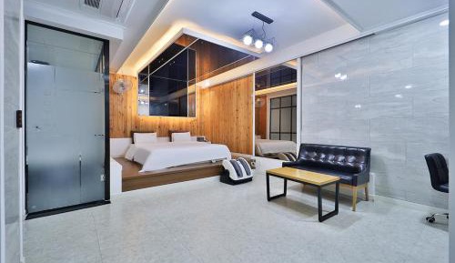 Queen Suite with Spa Bath