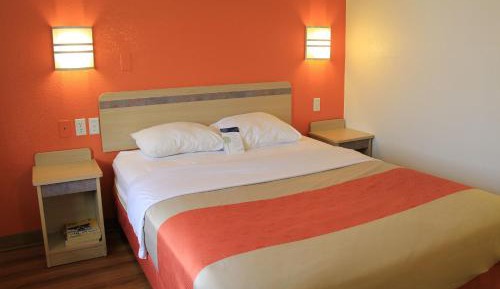 Deluxe Queen Room - Non-Smoking