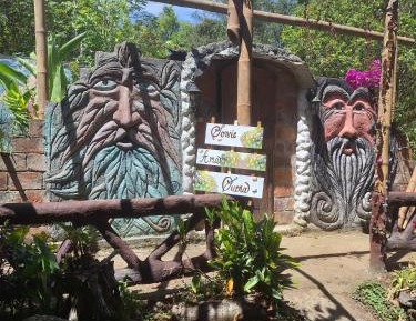 Deluxe Room (2 Adults + 1 Child)