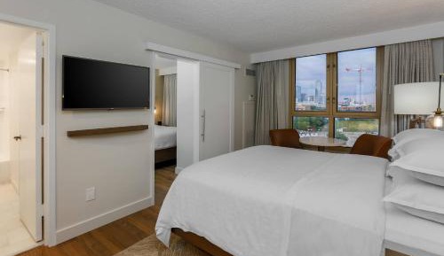 1 King &amp; 1 Queen, Club level, 2 Bedroom Suite, Balcony