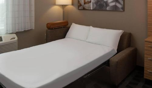 One-Bedroom Queen Suite with Sofa Bed and Adapted Tub - Mobility Accessible