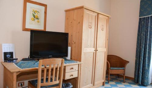 Double or Twin Room with Lake View