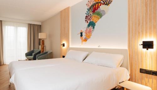 Hotel Room “Standard” Deluxe with Balcony (No pets allowed)