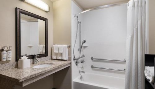 Studio Suite with Two Queen Beds and Communications Accessible Tub