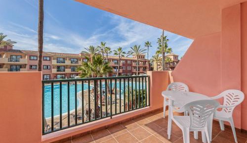 Apartment with Pool View 