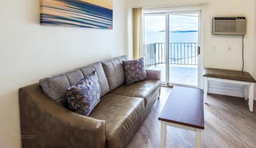 King Bed - Bay View - 2 Person Spa Tub