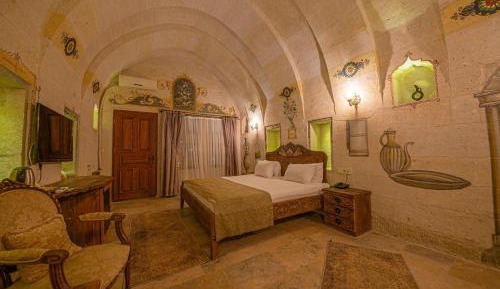 Queen Suite with Pool View