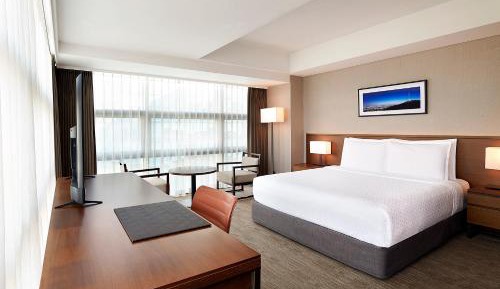 Deluxe Corner King Room with City View