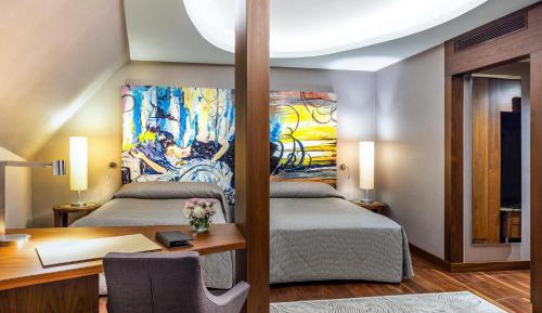 Deluxe Royal Suite with Sea View and Balcony