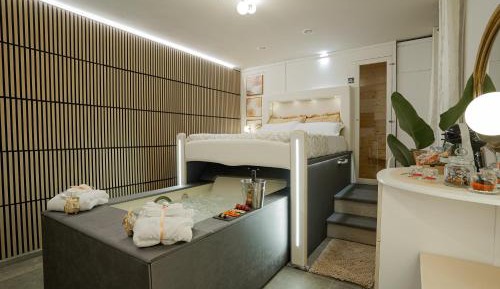 Queen Room with Spa Bath