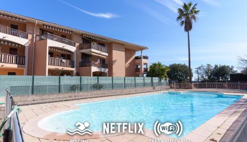 One-Bedroom Apartment with Pool View