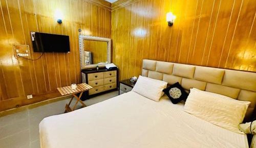 Deluxe Double Room (2 Adults + 1 Child)