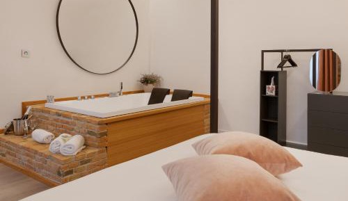 Deluxe Suite with Spa Bath