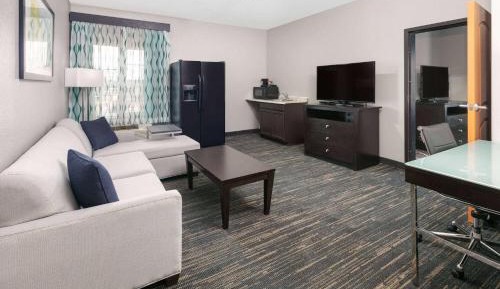 Deluxe King Suite with City View - Mobility Access/Non-Smoking