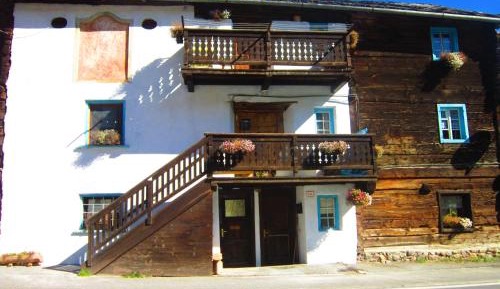 Apartment with Mountain View