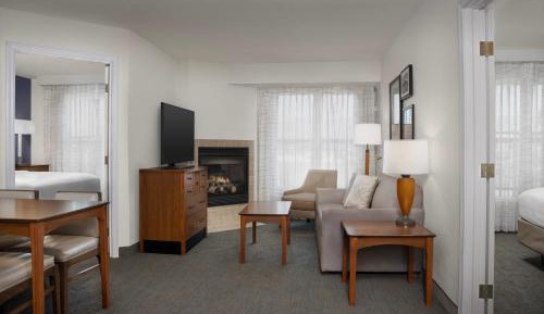 Two-Bedroom Queen Suite with Sofa Bed with Fireplace